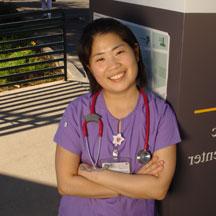 穿着紫色工作服的护理系学生.